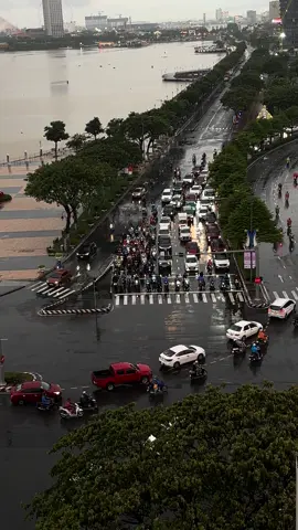 Sắp tan ca rồi nhưng làm sao đón em về đây?