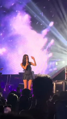 TikTok!!!! Do your thing!! Desperate to send this video of the cutest interaction with Olivia and a fan who was in right side VIP pit Manchester N2 💋💜🖤#oliviarodrigo #olivia #manchester #gutstour #cute #find 