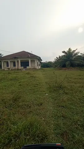rumah Belanda berdiri kokoh di melati pasar 4..kini mulai terbengkalai..konon katanya banyak Noni Noni Belanda di dalam nya🥺 #viral #sekitarperbaungan #rumahbelanda #serdangbedagai