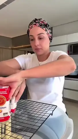 Sabe qual é a sobremesa que mais me deu dinheiro na confeitaria? Não foi brigadeiro, nem bolo de pote. Foi o pudim. 🍮 E não é à toa: pudim é a sobremesa mais amada do Brasil. As pessoas compram sem precisar de motivo — comem porque amam. Pudim vende todo santo dia. E o melhor? Você não precisa de estoque cheio, nem mil ingredientes difíceis. Com leite condensado, leite, ovos e açúcar, você faz um pudim que vende — e dá lucro. Dá pra começar com o que você já tem em casa. Foi assim que eu conquistei minha independência financeira. Hoje ensino homens e mulheres a fazerem o mesmo. Quer aprender também? Entre para o grupo VIP da Oferta de Aniversário do Curso Pudim Perfeito. É só tocar no link da minha bio.