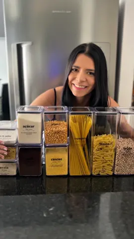 Organizei minha cozinha com esses potes herméticos da Shopee e confesso: agora dá até vontade de cozinhar todo dia (mentira, só dá vontade de abrir o armário e admirar 😂). São 20 potes, três  tamanhos diferentes, tampa que veda super bem e ainda deixa tudo lindo e visível. Se quiser o link, comenta aqui POTES que eu te mando 💛🛒✨  ID: ATC-KZV-DST #achadinhosshopee #organização #vidademae #rotinademãe #poteshermeticos #dicasdatiktok #cozinhaorganizada #maereal #rotinademae #vidareal #tiktokmefezcomprar #achadinhododia #dicasuteis #mãeorganizada @Shopee Brasil 