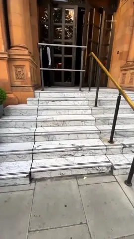 Tangga Hotel Ini Sangat Canggih