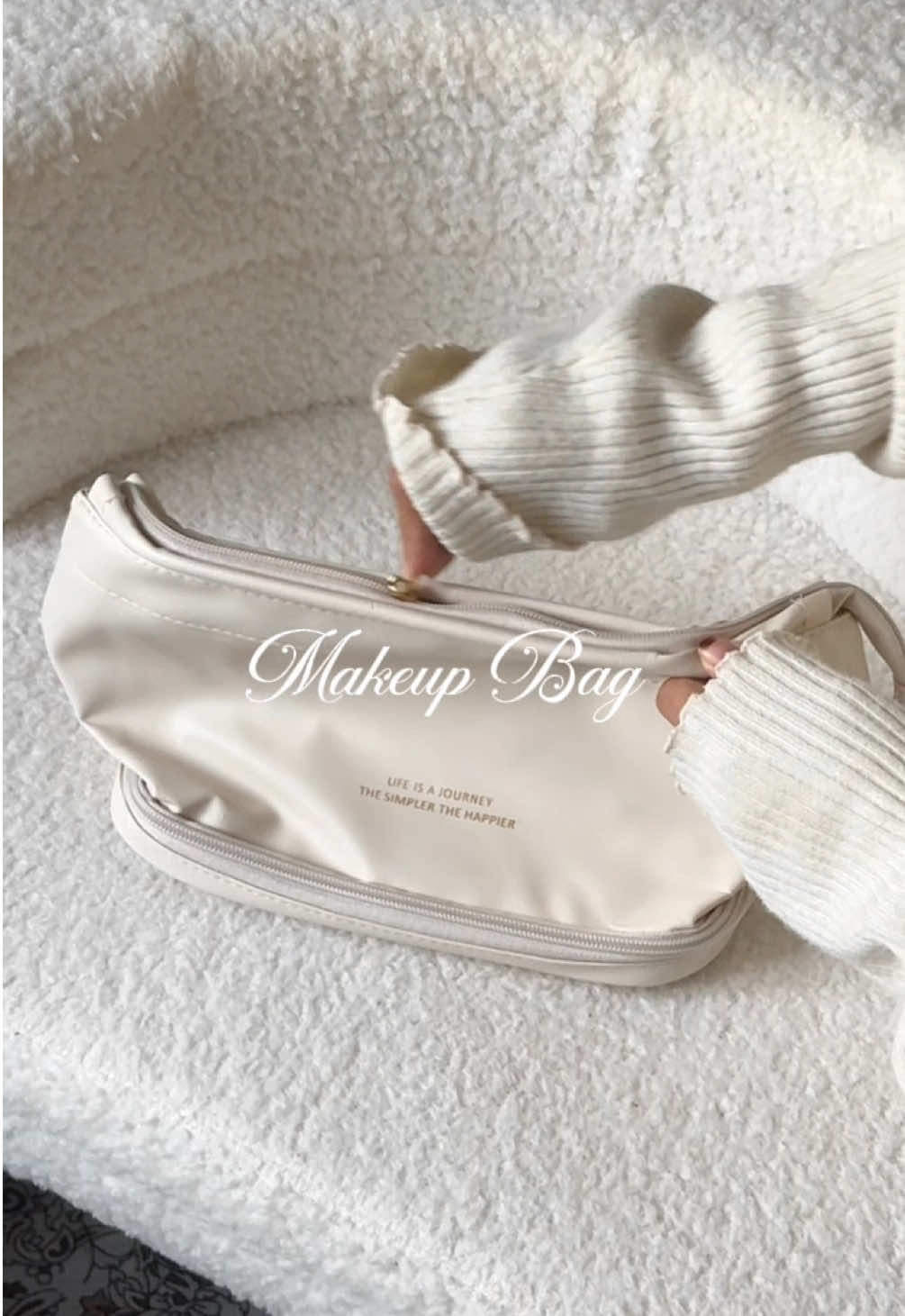 luar nampak kecik but surprisingly sangat spacious ya makeup bag ni 🤩 #minimalistmakeupbag #makeupbag #spaciousmakeupbag 