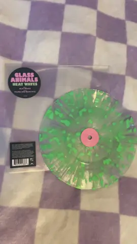 Omg it’s stunning!! Dreamland is one of my favourite GA albums so this is such a beautiful piece to celebrate 5 years! 💚 #glassanimals #glassanimalsband #glassanimalsheatwaves #glassanimalsdreamland #glassanimalsvinyl #heatwavesvinyl #vinylunboxing #vinylcollector #recordcollector #music #physicalmedia #physicalmusic #zxycba #fyp #fypシ゚ 