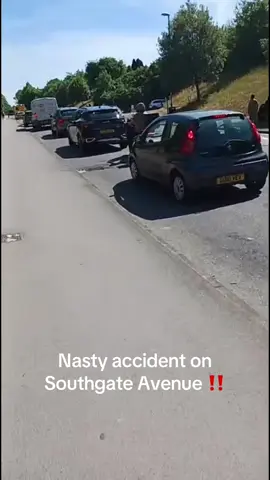🚨 Nasty accident on Southgate Avenue 🚨  #carcrash #crash #emergency #crawley #westsussex 