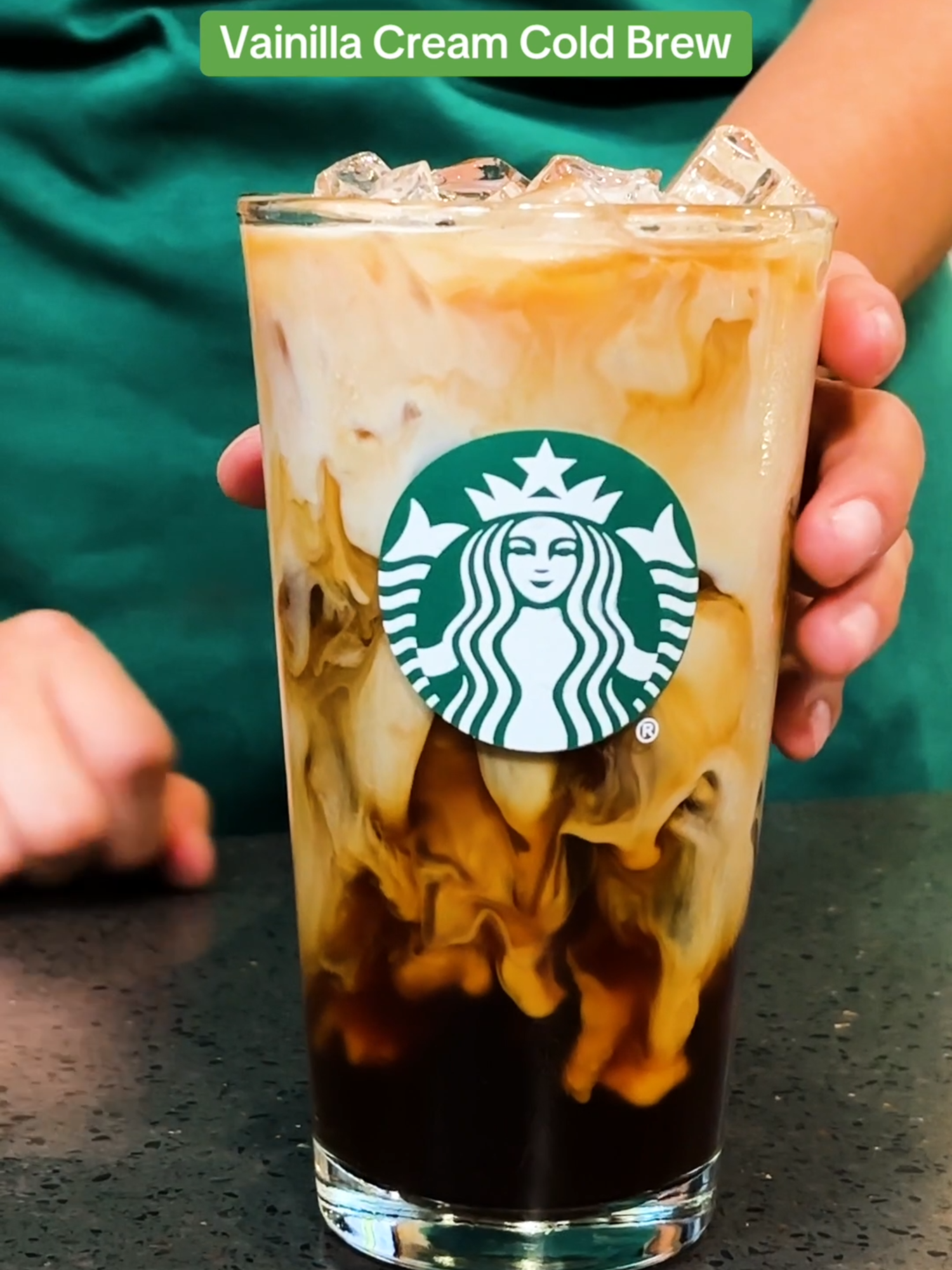 Esas bebidas que siempre están para ti... ¿Con cuál empiezas tu día? 😎☕​ ​ Starbucks #Cafe #Coffee #Coffeelover #UnVeranoParaRecordar