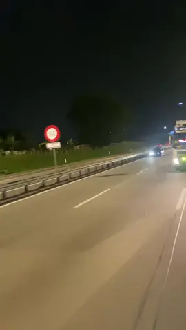 kita payung satu lagu dulu  # takkan pisah ...😄😄😄