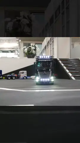 Apresentamos o imponente Mercedes-Benz Actros 3363 6×4 GigaSpace em escala 1/14 da Tamiya. Um caminhão de alto desempenho, com tração 6x4, cabine detalhada, luzes funcionais, sistema de som e motor vibratório que simulam com perfeição a experiência real de um caminhão de carga pesado. Totalmente funcional, este modelo é ideal para colecionadores e apaixonados pelo hobby RC que buscam uma réplica premium com engenharia de ponta, acabamento impecável e presença marcante. Você encontra este modelo em nosso site por R$ 13.740,00 Exclusivo Tamiya Brasil #TamiyaBrasil #MercedesBenzRC #Actros3363 #RCTruck #CaminhaoRC #ModelismoRC #RCScaleModel #TamiyaActros #CaminhaoDeControleRemoto #RCTrucksBrasil #Tamiya114 #RCHeavyDuty #ColecionadorRC #GigaSpaceRC #ActrosTamiya