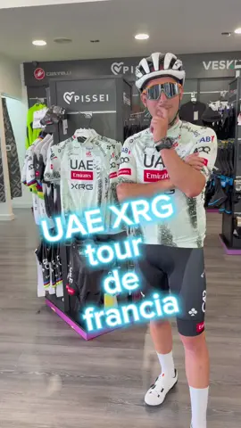Lo viste en televisión. Lo viste en el podio. Ahora lo puedes llevar tú. 🚴‍♂️ El Maillot UAE Team Emirates 2025 Replica no es un simple maillot. Es la sensación de rodar como uno de ellos. Yo también dudé la primera vez. Pensé que sería uno de esos maillots de “réplica” que solo se parecen por fuera. Pero desde que lo probé, supe que había algo distinto. Tres tejidos diferentes, cada uno con una función: Comodidad en el pecho. Ajuste aerodinámico en las mangas. Y frescura continua en la espalda. Eso, créeme, se nota cuando el sol aprieta y llevas ya más de una hora dándolo todo. Te abraza sin apretar. Respira contigo. Y te deja olvidarte de él mientras te centras en lo que de verdad importa: pedalear. 👕 Características visuales (por si quieres detalles claros): 	•	✅ Corte regular 	•	✅ Espalda de malla súper transpirable 	•	✅ Mangas de corte limpio, sin costuras incómodas 	•	✅ Tejido técnico con ajuste natural al cuerpo 	•	✅ Para carretera… y para los que buscan algo más que carretera Esto no es un disfraz de ciclista. Es ropa hecha para rodar en serio. Y sí, va contigo aunque no tengas el apellido Pogacar. Porque no se trata de parecer pro. Se trata de sentirte pro. Y este maillot lo consigue desde que te lo pones. 👇 Elige tu talla. ✅ Agrégalo al carrito y empieza a rodar como tú sabes. . #pogaca #tadejpogacar #uae #emirates #TourDeFrance 