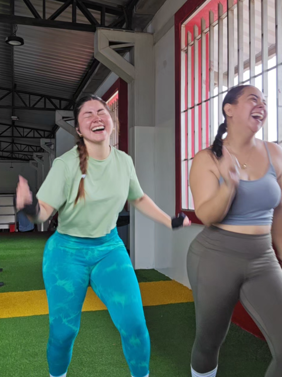 Moviendo los hombritos con mi tía 🤭 @Evelyn.B 🐝 