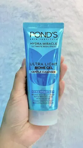 POND'S ULTRA LIGHT BIOME HYDRATING GENTLE GEL CLEANSER💦 Gentle gel cleanser dengan AMINO ACID TECHNOLOGY membersihkan wajah dengan lembut tanpa membuat kulit kering, dengan jutaan PRE-BIOTICS menyeimbangkan Skin Beauty Biome. Skin biome is the skin barrier's barrier. Merupakan lapisan pertahanan pertama terhadap masalah kulit seperti kulit kering, inflamasi, dan jerawat. Diformulasikan dengan CERA-HYAMINO yang dapat memberkuat skin barrier dan meningkatkan hidrasi kulit: PRO-CERAMIDES: Meningkatkan produksi Natural Ceramide dalam kulit HYALURON: Meningkatkan hidrasi kulit AMINO ACID: Melindungi skin barrier Manfaatnya banyak banget lho!! - Membersihkan kulit dengan lembut tanpa membuat kulit iritasi - Membuat kulit menjadi lembut dan lembap - Menghidrasi kulit - Tidak meninggalkan rasa kering ketarik. CLINICALLY TESTED - DERMATOLOGIST TESTED - PH NEUTRAL 💧💦