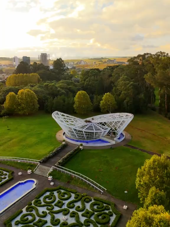 Pareça Suíça, mas é Paraná! Esse é o Jardim Europeu no Parque das Araucárias em Guarapuava ❤️ Esse espaço é um refúgio pra quem quer respirar ar puro, caminhar cercado de verde e ainda fazer aquela foto de milhões! Lindo demais, né? 📹 @‌brcos7a.videos