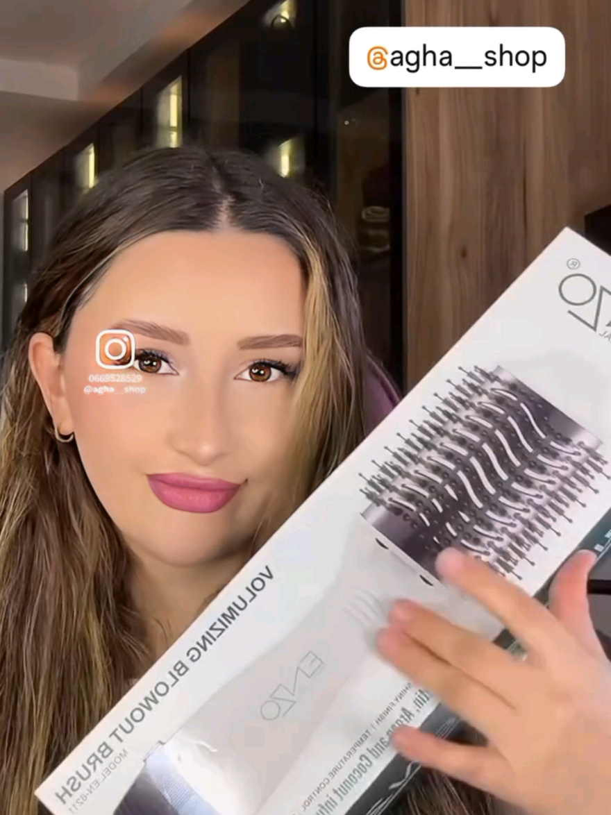 Brosse séchoir Enzo professionnel 🇮🇹   ✅تم تصميم مجفف الشعر بالهواء الساخن لتجفيف وترطيب شعرك وتقليل وقت تصفيف الشعر.. ✅ الحرارة المثالية لتجفيف شعرك في لحظات قليلة (3-7 دقائق).⏱ ✅يحمي الطلاء الخزفي و مادة السيراميك شعرك من التقصف و يوفر توزيع متساوي للحرارة يخترق الشعر بسرعة من الداخل لتقليل الضرر. ✅لأيونات السالبة تشبع تدفق الهواء و تعمل على تنعيم الشعر و تقليل التجاعيد والسكون. على عكس مصففي الشعر التقليديين ، يمكن وضعه بالقرب من فروة الرأس لتسهيل عملية اللتجفيف. ✅محرك قوي باستطاعة تقدر 1500 واط حقيقية. ✅ اسنان المشط مقاومة للحرارة الحالية تدوم لمدة طويلة عكس المنتجات المقلدة. مثالية للاستعمال المنزلي أو حتى في صالونات الحلاقة. ✅مصنوع بجودة عالية مع تقنية الايونات لحماية الشعر. 🎀🛒خدمة التوصيل :  إستفيدي معنا  من أفضل خدمة توصيل سريعة  لـ58 ولاية جزائرية مع ضمان حسن المعاملة وجودة الخدمة📦🚗 🎀طريقة الدفع:  الدفع سيكون مباشرة بعد إستلام السلعة ووصولها لمنزلك أو مقر العمل  يدا بيد حسب العنوان الذي وضعته في الصفحة 🎀لماذا نحن ؟  ▪️منتجات مضمونة بجودة عالية. ▪️أفضل الأسعار في السوق. ▪️إستبدال سهل ومجاني. ▪️تسوق بكل ثقة وآمان (100% مضمون). ▪️نحن دائماً جاهزون لمساعدتك 🎀لطلب المنتج او الاستفسار يرجى ارسال رسالة الى الصفحة💌 او عبر رقم الواتس اب📩 لخدمتكم بشكل افضل 💁🏻‍♀️  0669528529 #hair #tiktok #k #beauty  #agha_shop😍😍 