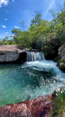 🌿💦 Venha viver a magia do Complexo do Prata! 💦🌿 Entre montanhas e mata preservada, esconde-se um tesouro natural que encanta todos os sentidos: o Complexo do Prata. Um lugar onde as águas correm livres, os ventos sussurram histórias e a natureza te convida a desacelerar. ✨ Deixe-se envolver pelo som das cachoeiras 🌳 Respire o ar puro das trilhas ecológicas 📷 Registre momentos únicos em paisagens inesquecíveis Se você busca paz, aventura ou apenas um refúgio para recarregar as energias, o Complexo do Prata é o destino perfeito. Venha se banhar em águas cristalinas e sentir a alma leve como nunca! Complexo do Prata – mais do que uma cachoeira, um encontro com a natureza.