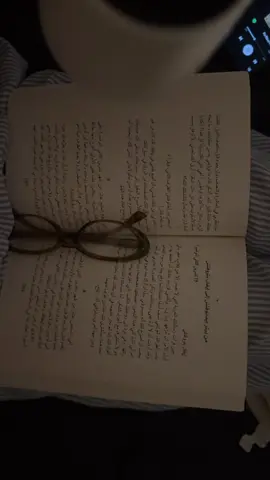 سكونٍ يهمسُ في الأرجاءِ كتابٌ في حجري، ونظّارتي شاهدةُ الصفاءِ قهوةٌ تعانقُ أناملي، وأغنيةٌ قديمةٌ تُداعبُ المساءَ وحدتي نعيمٌ، وهدوئي سماء  #foryou #viral #fyp #tiktok #zyxcba #cozyvibes #كتب #عزلة #ام_كلثوم #عبدالحليم_حافظ #هدوء #سكون 