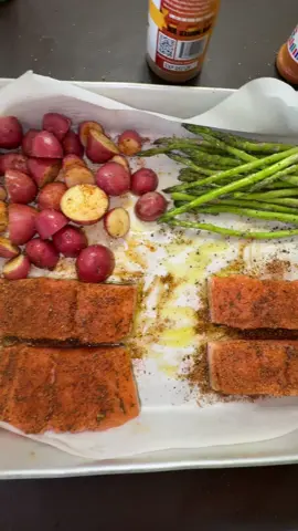 This is the girly I got the recipe from and it’s sooo good and easy @Steph🫶🏾Jesus+Food+Lifestyle but this is part 3 on cooking 🧑‍🍳 #fyp #cooking#lunch#lonche#Receta#salmon
