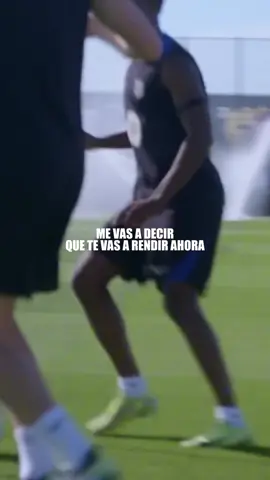 No te rindas. Así comienzan los verdaderos cracks. #futbol #motivacionfutbol #futbolista #entrenamientofutbol #mentalidadganadora #disciplinafutbol #superacionfutbol #futbolmotivacional #futboljuvenil #futbollatino Los mejores futbolistas del mundo también sintieron miedo, dolor y dudas. Pero nunca se rindieron. El camino al éxito en el fútbol no es fácil… Es para los que entrenan cuando nadie los ve. Para los que caen y se levantan con más fuerza. Tu momento va a llegar. Pero solo si no paras. Esto es fútbol. Esto es carácter. Esto es pasión. ⚽🔥