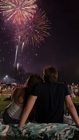 this is your reminder to set that camera up 🥹 this is my fav video now & my literal lock screen 🥺💕 #fourthofjuly #couples #couplegoals #coupletiktoks couple video - set up your phone during the fourth of july fireworks for the cutest couples video