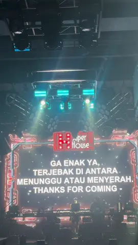 Karena kalau lo tetap tinggal, lo cuma makin hancur sendiri. Gimana mau ditungguin hatinya… kalau dari awal aja dia gak pernah bawa niat? #superhousebandung #mrparty 