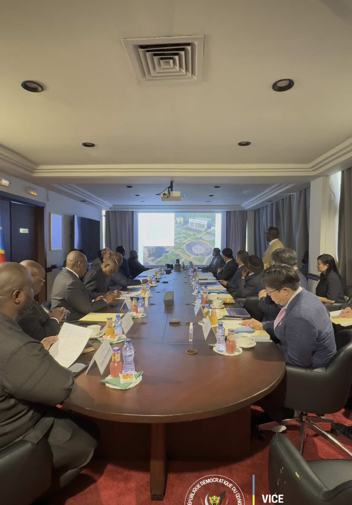 Le Vice-Premier Ministre, ministre des Transports, Voies de Communication et Désenclavement, Jean-Pierre Bemba, a présidé ce vendredi 4 juillet 2025, à Kinshasa, la cérémonie de signature du contrat de concession relatif à la réhabilitation et à la modernisation du chemin de fer sur le tronçon Kisangani–Ubundu, dans la province de la Tshopo. Ce contrat a été conclu entre, d’une part, la République Démocratique du Congo et, d’autre part, un consortium composé de la société sud-coréenne KECC et de l’entreprise congolaise Masco Énergies, avec l'appui financier de la banque Equity BCDC. Les travaux débuteront dans quinze jours pour une durée de trente-six mois.