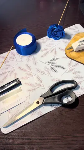 Туториал на розу🌹 #tutorial #туториалналепестки #туториалнарозуизатласа #рекомендации #рек #атлсныерозы #букетыизатласнойленты #каксделатьпышнуюрозу 