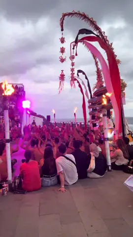 Pertunjukan Kecak Dance, Pantai Melasti Bali #kecakdance #melasti #beach #pantaimelasti #kutaselatan #bali #fyp 