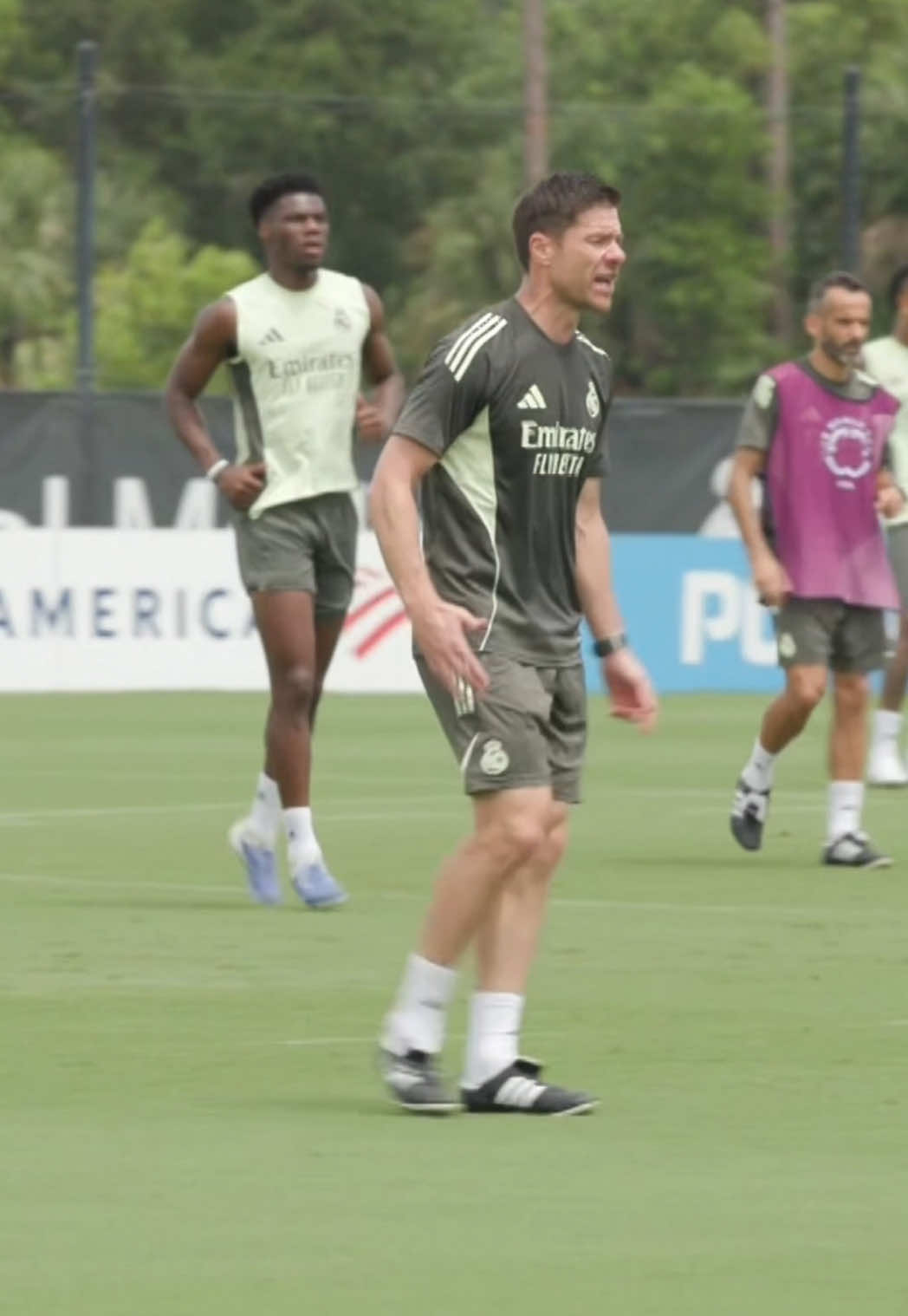 “Ritmo, ritmo” Xabi Alonso nos últimos treinos do Real Madrid antes das quartas de final do Mundial de Clubes #realmadrid #realmadridfc #realmadridcf #xabialonso 