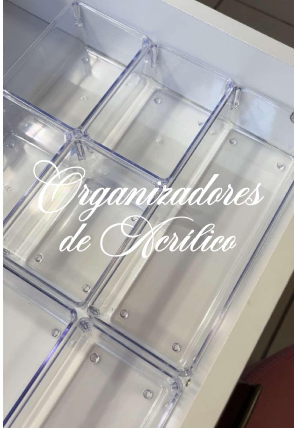 Organizando penteadeira com meus novos organizadores de acrílico da Shopee!🫧💗 . . . . #organização #penteadeira #maquiagem #organizadores #shopee #videosatisfatorio #organizandopenteadeira #limpeza 