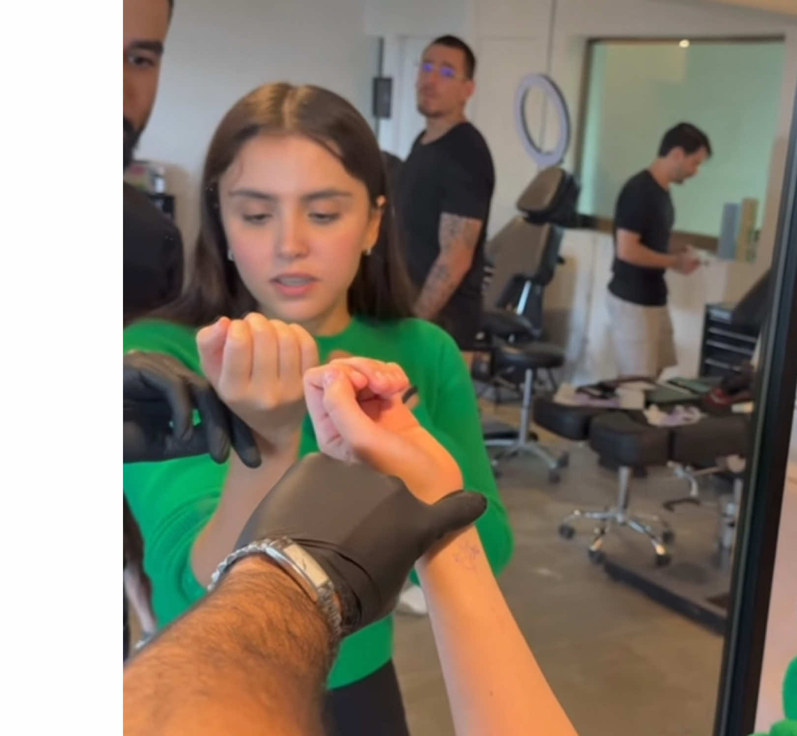 Mayve se hace su primer tatuaje 🤩‼️#mayvecastro #tatuaje #lostoys #viral #parati 