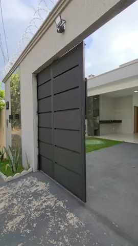 - À VENDA ‼️ - Casa com 3 quartos sendo uma suíte. ▪︎ Ótima Localização região Leste de Goiânia.  📍 Jardim Novo Mundo, Goiânia GO. 💰 R$580.000,00  Características do Imóvel: - 🛏️ Três Quartos, incluindo uma Suíte, quartos grandes. - 🏠 Acabamento Rico em detalhes. - 🛋️ Sala de estar com pé direito duplo.  - 🍽️ Cozinha Americana com bancada em mármore. - 🚗 Garagem para até dois carros. - 🚶‍♂️ Amplo espaço na frente da casa. - 🧺 Área de Serviço individual. - 🚿 Banheiros confortáveis todos revestidos no porcelanato e com nicho. - 🧱 Projeto moderno e inteligente. - 💡 Iluminação completa em LED.  - 🏞 Paisagismo completo.  - 🥩 Área gourmet com churrasqueira.  - 🛁 Lavabo social.  ● Dimensões: - Lote 180m² - Construção 132m² 📞 Agende já sua Visita: - WhatsApp: (62) 99905-5975 ou 99183-2588 👨🏻‍💼 Leonardo Silva - CRECI/GO 30.536 #imoveis #casa #casaavenda #financiamento #mercado #imobiliaria #corretor #corretordeimoveis #lançamento #investimento #casapropria #fy #fly #fyp #pravocê #goiania 