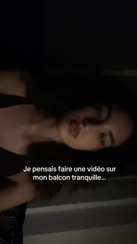 TW‼️ Je poste cette vidéo juste après que ça me soit arrivé. J’ai entendu une femme et un jeune homme hurler « LA POLICE ». J’entends un homme casser à plusieurs reprises. Ses volets tambourinent après qu’elle ai hurlé, comme si on essayait de la retenir ou de la faire taire. J’ai pris un moment pour observer, ça s’est passé littéralement en face de chez moi. J’ai appelé le 17 (la police) puis j’ai pris l’ascenseur après avoir récupéré mon téléphone. Ne faites pas comme moi, j’ai agit dans l’instinct mais le mieux et de rester chez vous ou en sécurité si ça vous arrive. Ne cherchez pas à intervenir ça peut vous mettre en danger aussi. Elle était sur son balcon alors je lui ai fait un signe pour lui montrer que la police allait arriver. Les voisins ont appelés eux aussi. C’est très important de réagir dans ce genre de situations qui touchent énormément de personnes. Le gros avantage, c’est qu’ils y a eu plusieurs témoins, donc, plusieurs appels avec la police. Faites ⚠️ Les femmes principalement mais les hommes aussi. Appelez toujours la police et les numéros d’urgences dans ces situations et faites attention à vous, ne sortez pas seules le soir aussi ! Très important on sait pas sur qui on peut tomber malheureusement dans ce monde de fous… J’espère que les personnes concernées s’en remettront… La police a pris les choses en mains. Bref je tenais à faire de la prévention après avoir vécu ça, love sur vous et prenez soin de vous et de vos proches 🙏🏽🖤🖤 #cannes #violence #femmes #men #danger #tw #woman #pourtoi #attentionn