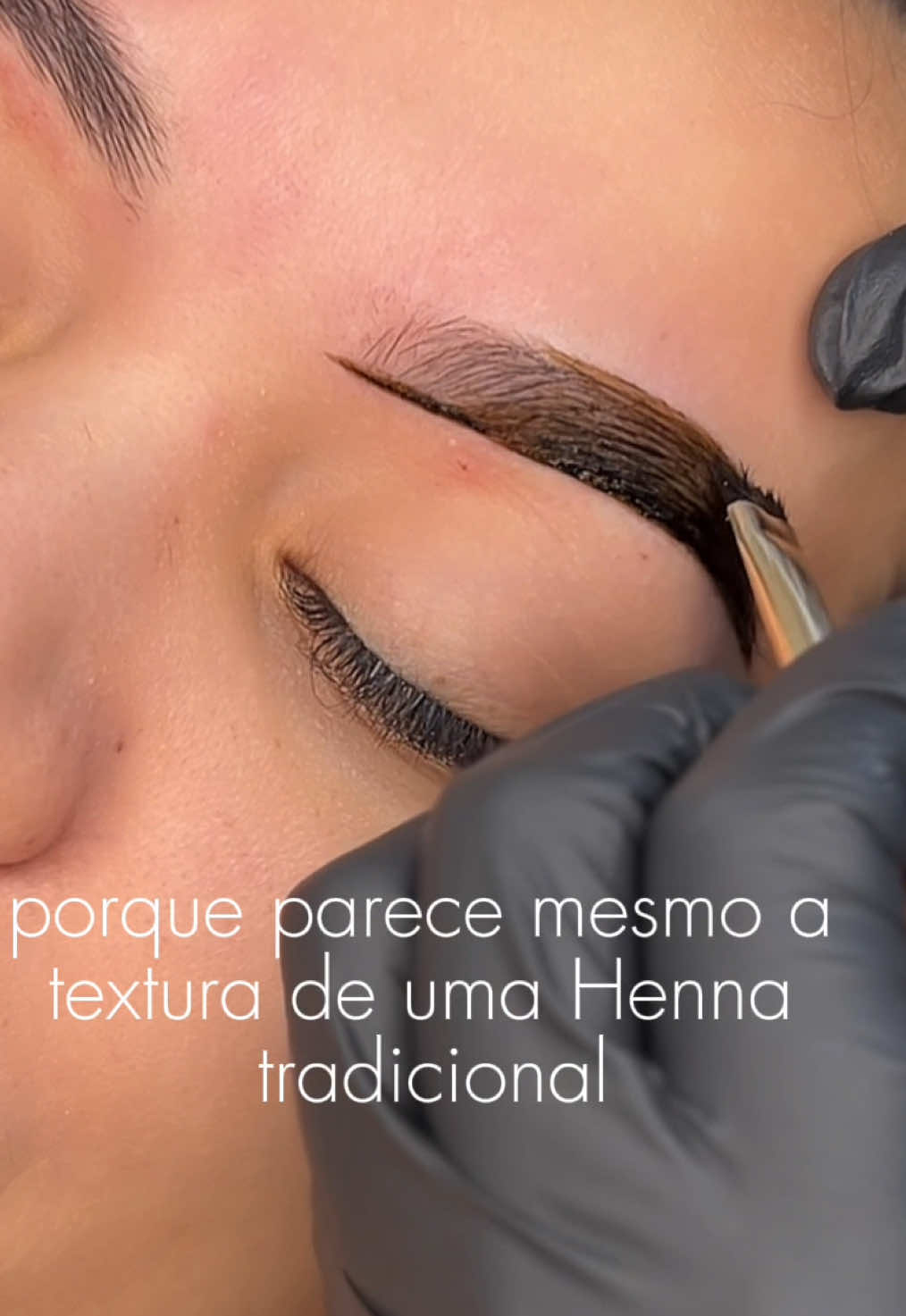 O pedido da enquete é uma ordem 🫶 Mas confesso que tava doida pra testar essa henna pronta. 🤭 Me conta o que você achou?  #henna ###sobrancelhacomhenna #hennaprontaindianabeauty #designdesobrancelhascomhenna #designdesobrancelha #sobrancelhas 