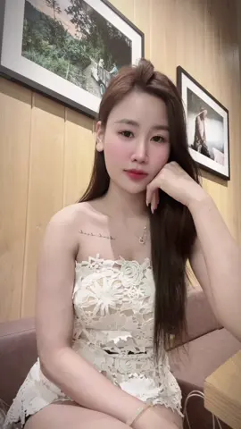 Nếu là hoa thì mới sợ mùa xuân rời bỏ. Còn nếu đã là mùa xuân thì sợ gì không có hoa🤍