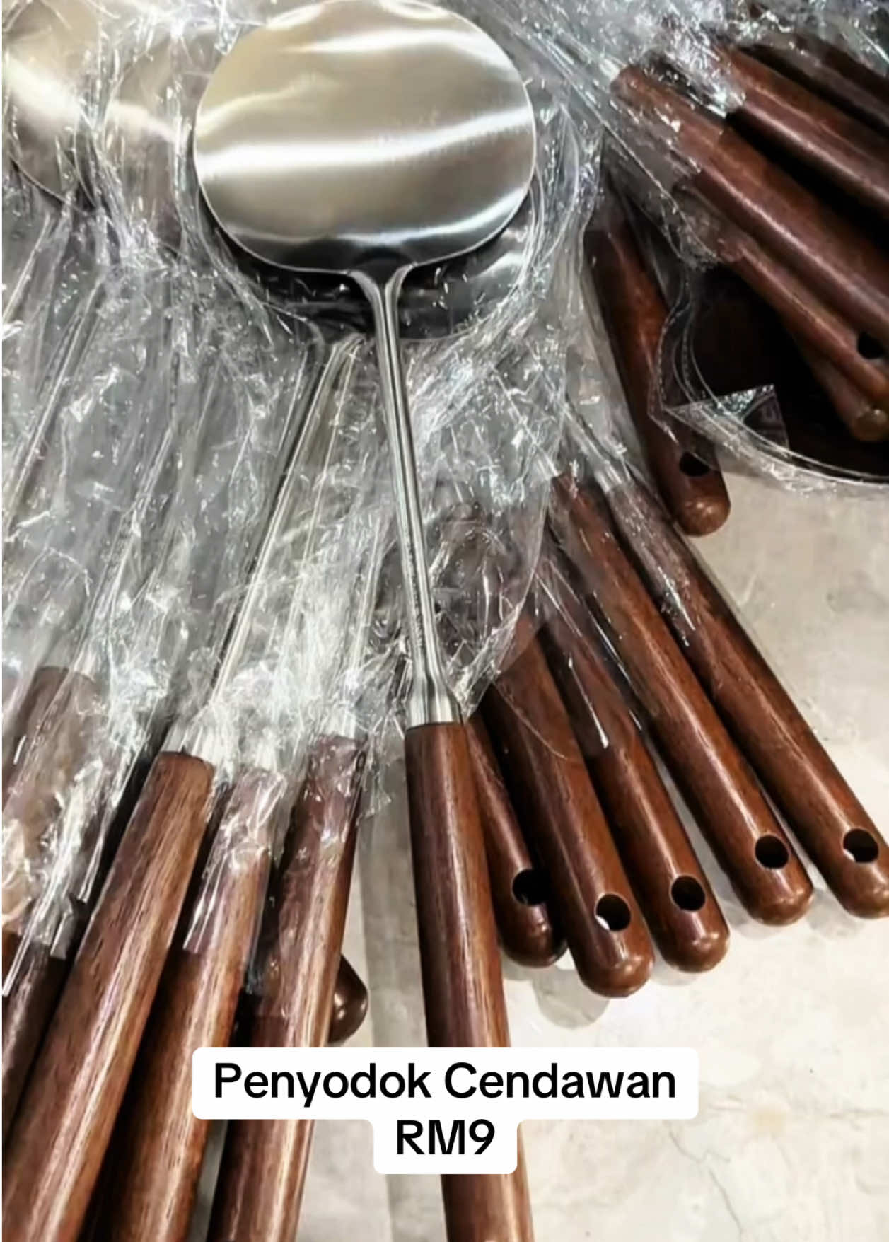 Mak-mak mesti suka sudip ni! 😍 Leper, senang selit bawah ikan goreng, tak calar kuali non-stick, dan paling best… ringan & mudah guna! #Sudip#BarangDapurViral #PeriukTakCalar #barangdapurbest #spatula 