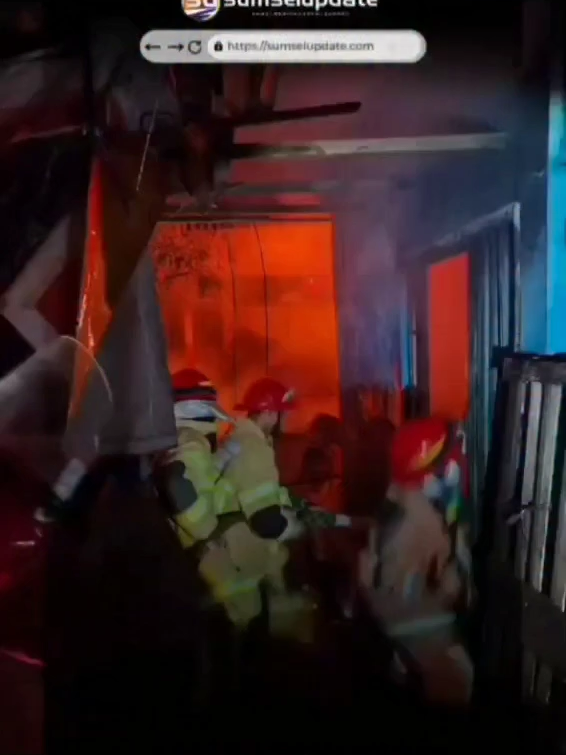 Peristiwa kebakaran yang diduga akibat korsleting listrik kembali terjadi di Kota Palembang. Kali ini kebakaran itu terjadi di jalan Meranti, Kelurahan Ogan Baru, Kecamatan Kertapati. Akibat peristiwa itu, membuat 4 unit rumah dan 1 unit sepeda motor ludes terbakar. Adapun rumah terbakar tersebut merupakan milik Ashia (60), Fatimah (60), Agus (39) dan Asrul yang semuanya merupakan warga Jalan Meranti, Kecamatan Kertapati Palembang. Selengkapnya di https://sumselupdate.com/diduga-konsleting-listrik-4-unit-rumah-dan-1-sepeda-motor-hangus-terbakar/ #palembang #sumsel #peristiwa #kejadian