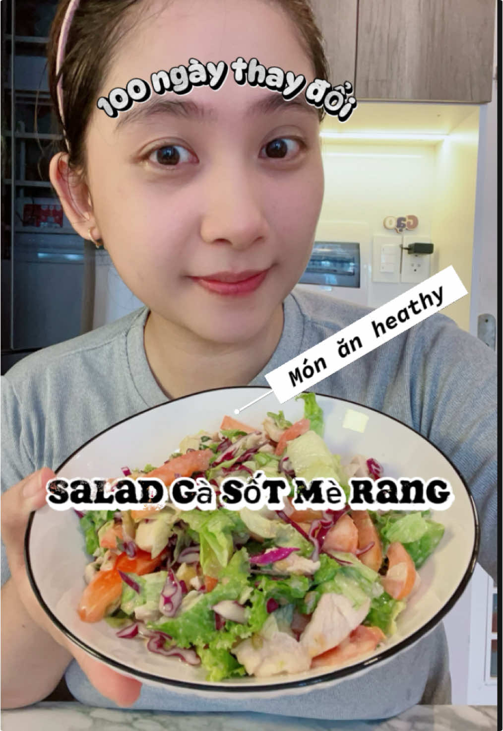 Món ăn heathy, salad ức gà sốt mè rang. Nên có moan này trong thực đơn nha cả nhà, ăn đã lắm nghen. Hành trình 100 ngày thay đổi bản thân. #thaolinhmegao #chuyennhacuagao #chiase #giamcan #Vlog #mebimsua #thucdongiamcan #tamsu #heathy 