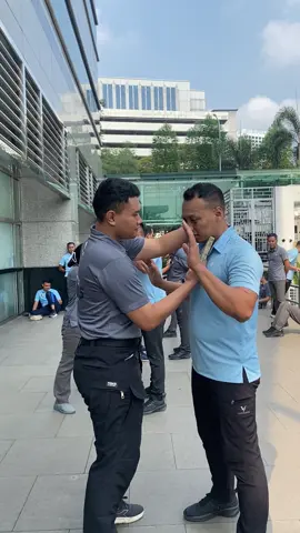 Halangi-alihkan-selesaikan  Jangan mencoba teknik ini kecuali Anda benar-benar terlatih. Ini bukan pengganti pelatihan profesional. Jika memungkinkan, larilah, bersembunyilah, dan hubungi bantuan. #taxtis 