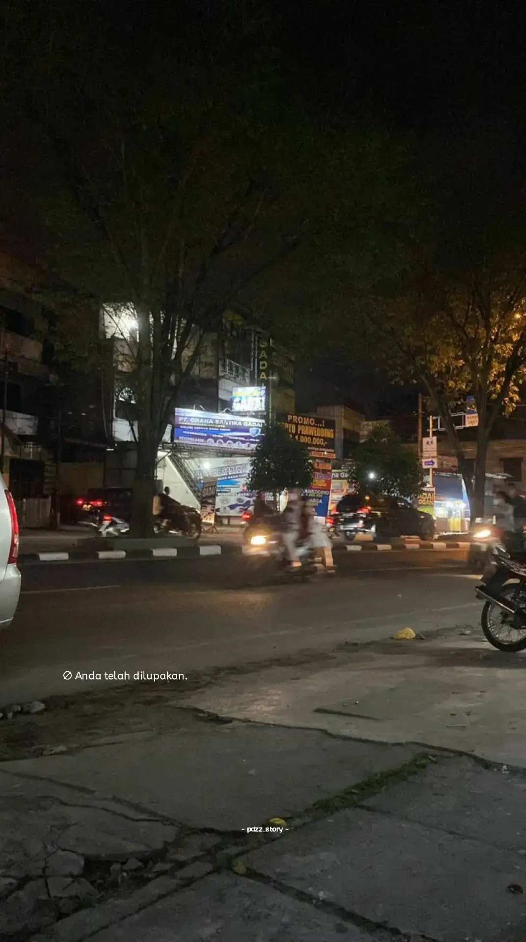 --- 🚗 Langkah-langkah Mengisi Bensin 1. Masuk ke Area SPBU dengan Aman Masuklah perlahan dan antri di jalur yang sesuai (biasanya ada jalur motor dan mobil). Perhatikan jenis bahan bakar yang tersedia di pompa (Pertalite, Pertamax, Solar, dll), dan pilih yang sesuai untuk kendaraanmu. 2. Matikan Mesin dan Lepas Helm (untuk motor) Demi keamanan, matikan mesin kendaraan. Jika kamu naik motor, lepas helm dan turun dari motor. 3. Buka Tutup Tangki Bensin Lokasi tutup tangki bisa di samping, belakang, atau dekat setang, tergantung jenis kendaraan. Beberapa mobil perlu menekan tombol di dalam kabin untuk membuka tutup tangki. 4. Pilih Jenis dan Jumlah Bensin Beritahu petugas (jika dilayani) jenis dan jumlah bensin yang kamu inginkan, misalnya: 