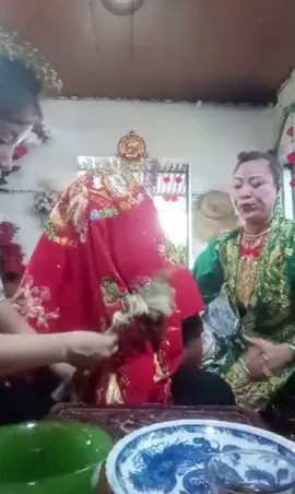 Mặc áo thun đen cộc tay vào hầu tráng bóng thì các mẹ đồng giỏi quá 🤣🤣🤣