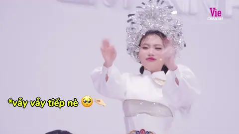 người ta vẫn là em bé của mấy chị hoiii☺️🤏🏻 đúng kiểu ra ngoài là “con tướng”, về nhà với mấy chị là “con nít”🥹 #phuongmychi #emxinhsayhi 