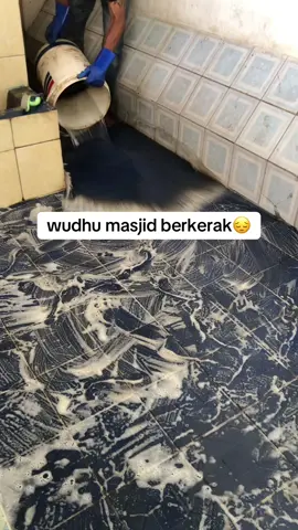 cleaning wudhu masjid berkerak 🕌saat ini masjid masjid yg kami bersihkan selalu kami rawat. Untuk menjaga merawatnya kami siapkan tenaga dan niat yang ikhlas , info tentang kami link in Bio