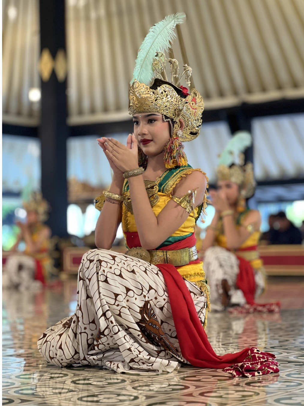 Secantik ini budaya Jawa premium punya Jogja 🥰✨ #tarijawa #tarijogja #tariklasikyogyakarta #keratonyogyakarta #explorejogja #budayajawa #budayajogja #tariindonesia #taritradisional 