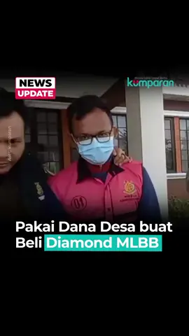 Kejaksaan Negeri (Kejari) Majalengka resmi menahan MGS, Sekretaris Desa Cipaku, Kecamatan Kadipaten, Kabupaten Majalengka atas dugaan penyelewengan dana desa senilai Rp 513 juta. Dana tersebut diketahui digunakan untuk bertaruh daring dan membeli item digital Diamond dalam permainan Mobile Legends Bang Bang (MLBB). Penahanan dilakukan setelah penyidikan mendalam, termasuk pemeriksaan terhadap 11 saksi dan pengumpulan 72 dokumen sebagai barang bukti. Kepala Seksi Tindak Pidana Khusus (Kasi Pidsus) Kejari Majalengka, Hendra Prayoga menjelaskan, jumlah dana yang diselewengkan oleh MGS tepatnya Rp 513.699.732. Dari total tersebut, MGS sempat mengembalikan Rp 65.400.000, namun masih terdapat kerugian negara sebesar Rp 448.315.756. MGS ditetapkan sebagai tersangka sejak 26 Juni 2025 dan dijerat dengan pasal-pasal dalam UU Pemberantasan Tindak Pidana Korupsi, dengan ancaman maksimal 20 tahun penjara. 📸: Dok. kumparan, Getty Images, Thinkstock. Follow WhatsApp Channel kumparan untuk dapat Informasi terpercaya dikirim langsung ke WhatsApp kamu. Ketik kum.pr/WAchannel di browser kamu sekarang, agar bisa share informasi tanpa ragu. #newsupdate #update #news #videonews #korupsi #sekdes #sekretarisdesa #kasuskorupsi #majalengka #info #beritaterkini #berita #infoterkini #bicarafaktalewatberita #kumparan