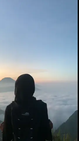 terakhir❣️ #tektok #trekking #mountains #mountain #fypage #fyp #bismoviasikunang #gunungbismo #mountaingirl #lautanawan #view #mountainview 