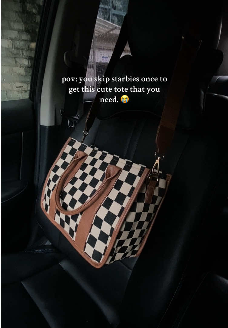 I love it to death 😭🫶🏻🤌🏻#checkeredbag #chekceredtote #tote #shoulderbag #handbag #diaperbag #mombag #cutebag #bagszn #whatsinmybag #bagscollection #obsessed #bagsoftiktok #crossbodybag #everythingbag #dailybag #giftforher #dealsforyoudays #dealsforyoudays #tiktokcreator 