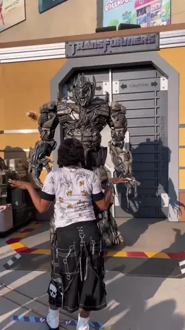 Disneyland’s fun Megatron.🤣❤️#disney #disneyland #megatron #transformers #funny #funnyvideos #disneyworld #fyp #foryou 