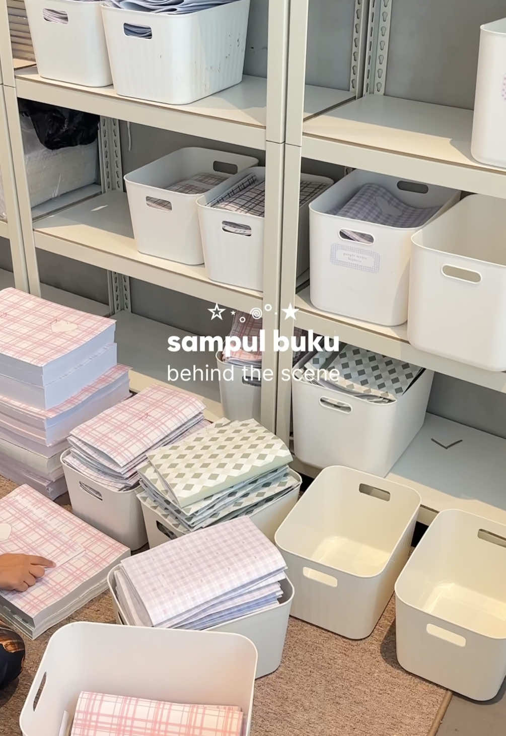 Proses sampul buku di belakang layar👀✨