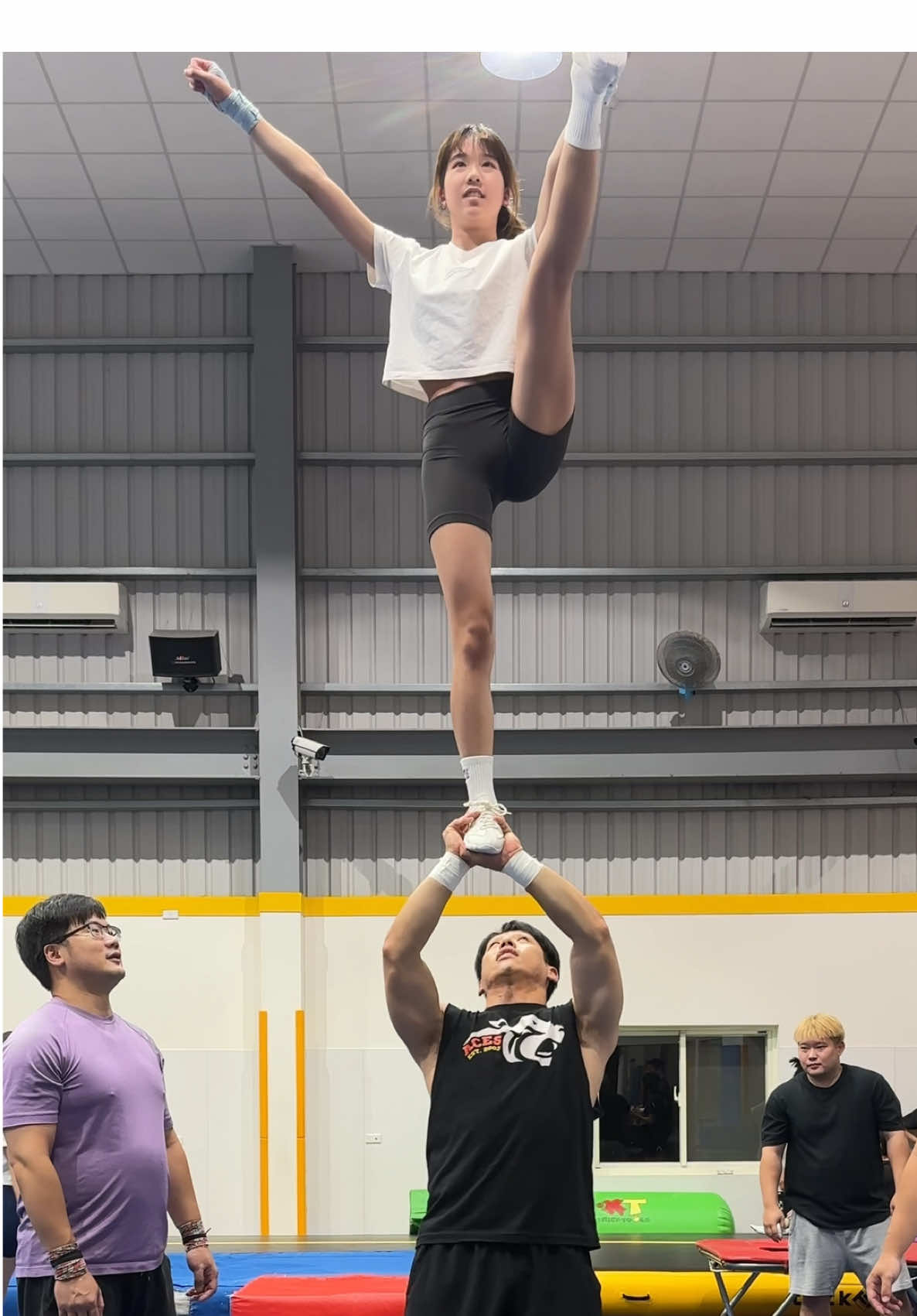 前手翻一圈半 - 拔腿兩圈下 front handspring 1.5 - double down #cheer #cheerleading #cheerleaders #fancheer #cheerathletics #cheerup #競技啦啦隊 #cheersport #stunt #sport #warmup #fronthandspring #doubledown 