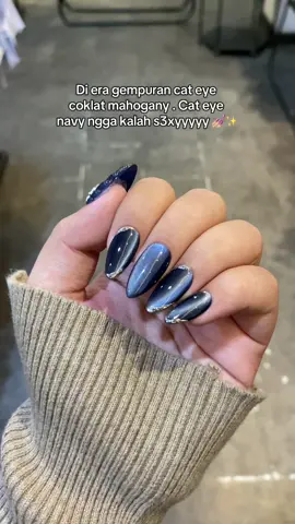 Cat eye nails warna navy candu banget liatnyaa 😭💅🏼✨ Yang mau samaan press on nailsnya sama . DM aku yaaa 🥰✨ #pressonnail #cateyenails #cateyenavy #kutekgel #customfakenails #nailart #nails #nailinspo 