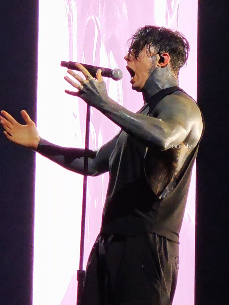 Falling In Reverse - God Is A Weapon live at Toulouse 🇫🇷 @ronnieradke @Falling In Reverse  #toulouse #fallinginreverse #ronnieradke #FIR  #godisawoman  #watchtheworldburn #fallinginreversefan #fallinginreverselive  #fallinginreversetour #live #metal #rap  #marylinmanson 